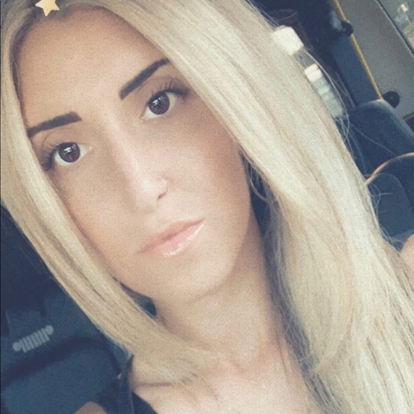 Meet your Posher, Danielle - Picture 3 of 3